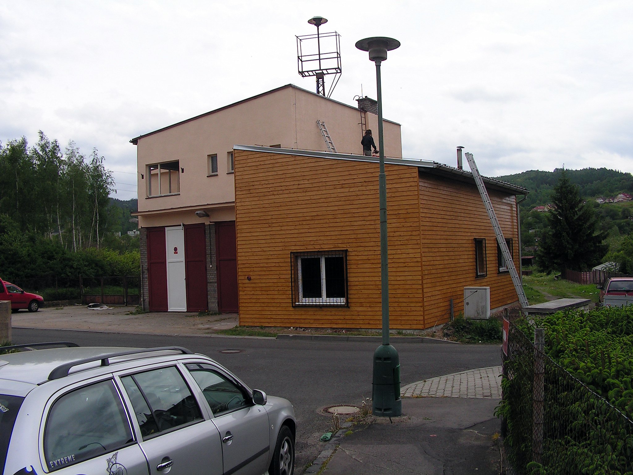 Realizace dřevěného obkladu hasičské zbrojnice, Karlovy Vary, foto 3