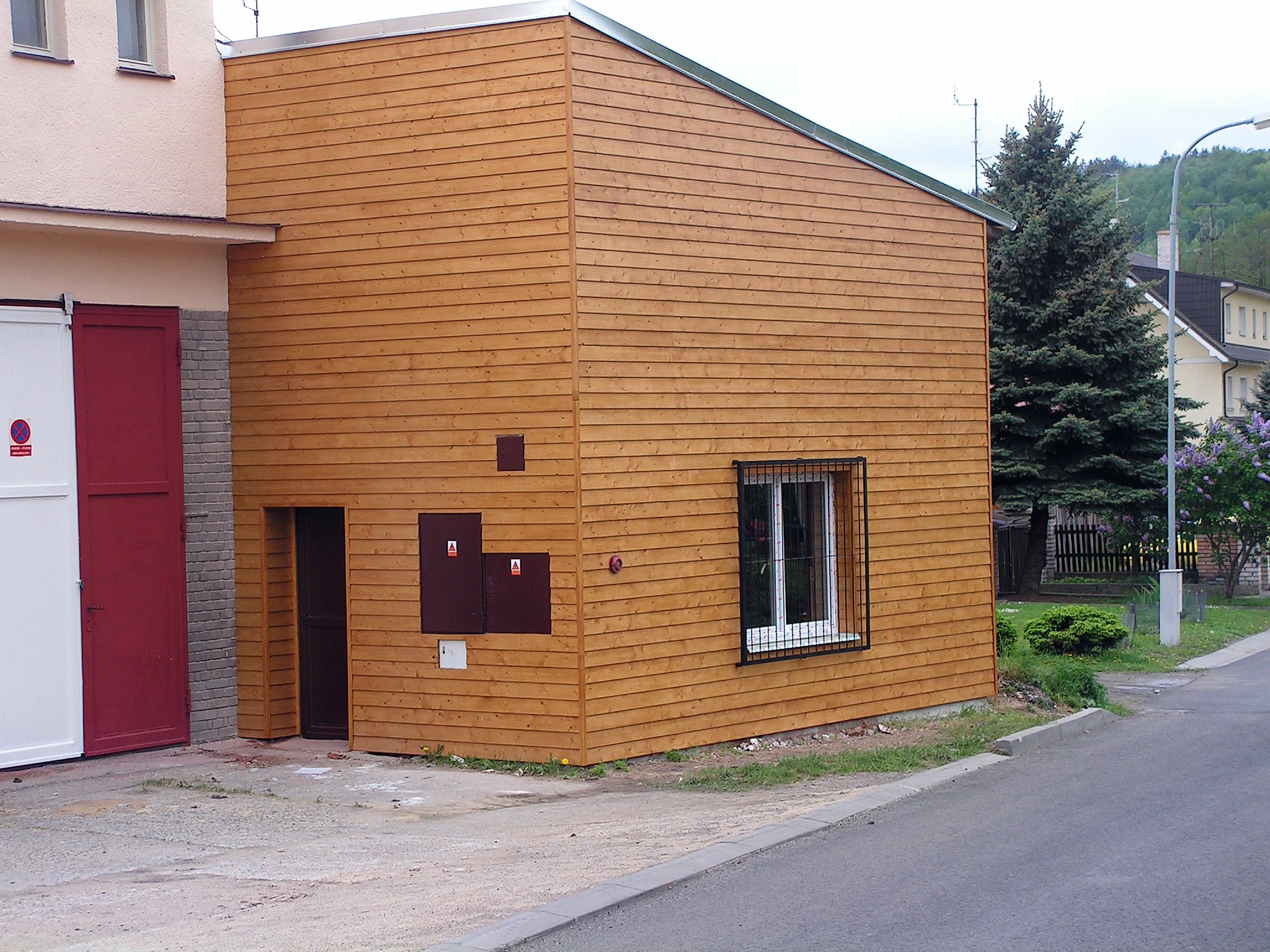 Realizace dřevěného obkladu hasičské zbrojnice, Karlovy Vary, foto 6