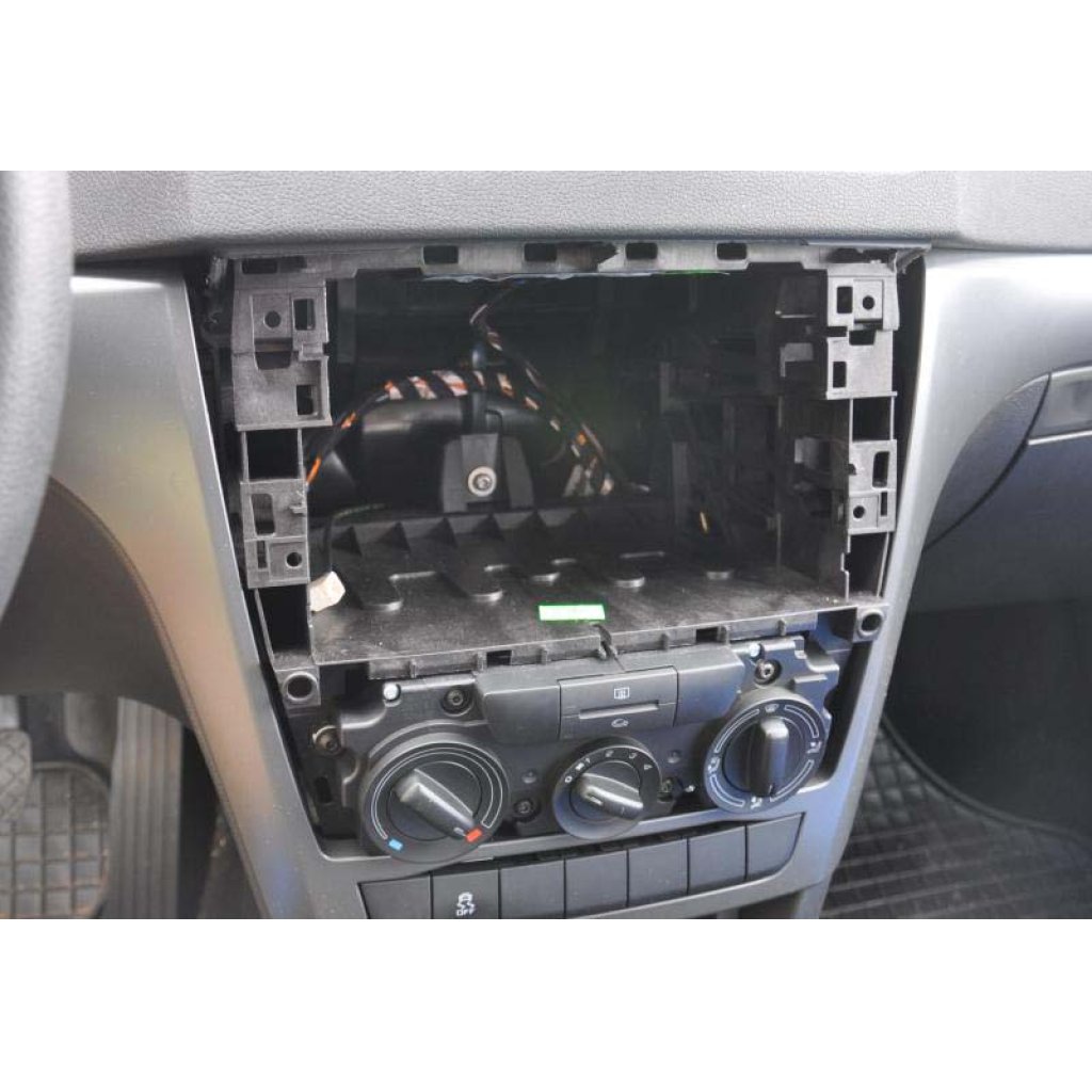 2ISO Škoda Oct. Fabia 2007-, Yeti 09-, Roomster, Superb,VW Golf V 03-, Touran 03-, Passat 05-