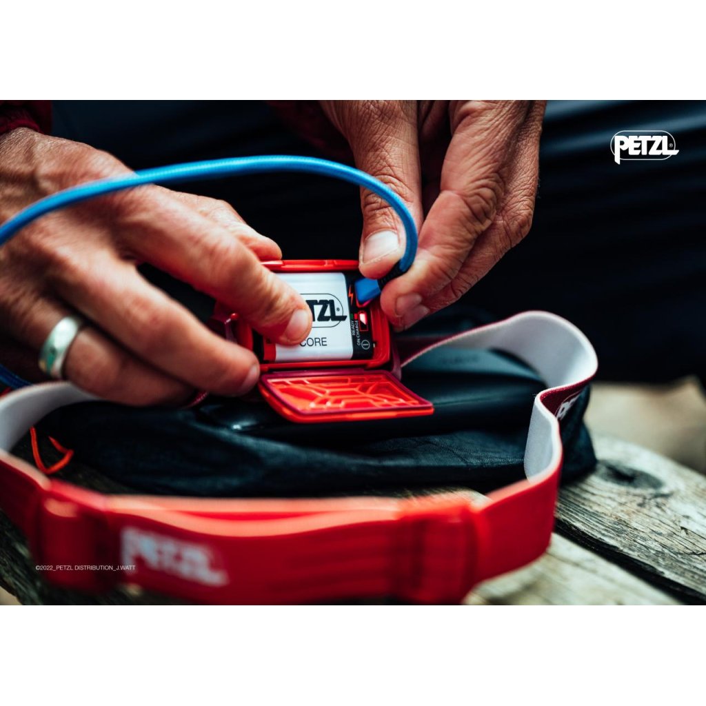 Čelovka PETZL Actik Core, modrá, 600 lm - E065AA01
