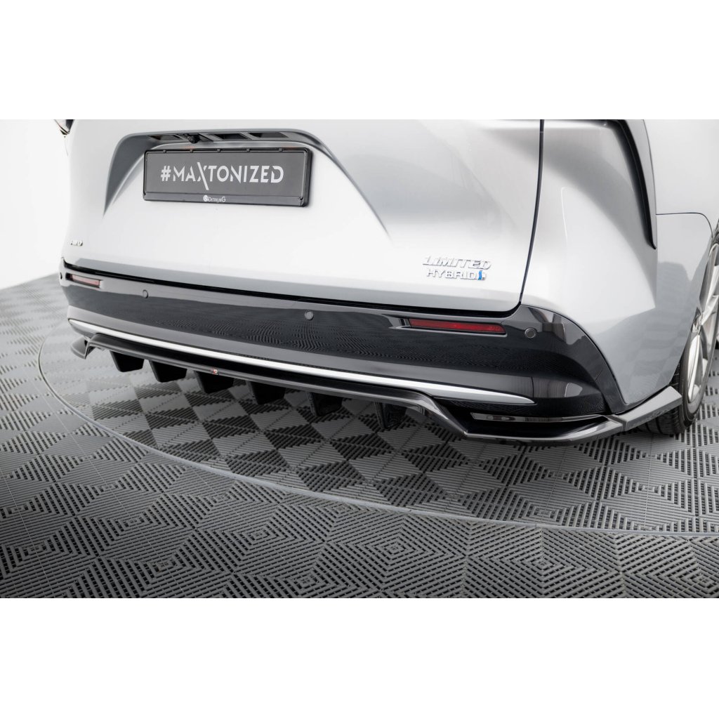 Maxton Design spoiler pod zadní nárazník s žebrováním pro Toyota Sienna Mk4, černý lesklý plast ABS