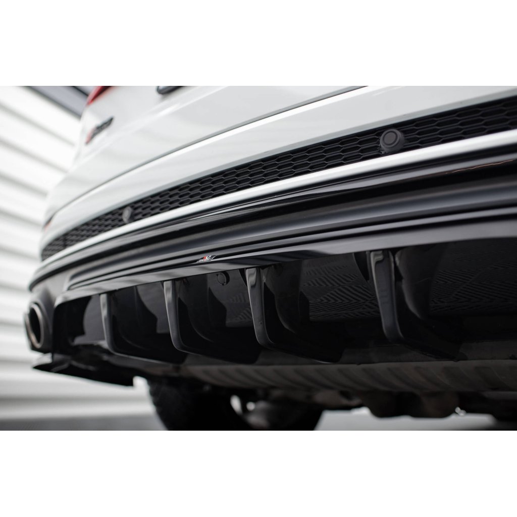 Maxton Design středový spoiler pod zadní nárazník s žebrováním pro Audi SQ8 Mk 1, černý lesklý plast ABS, S-line