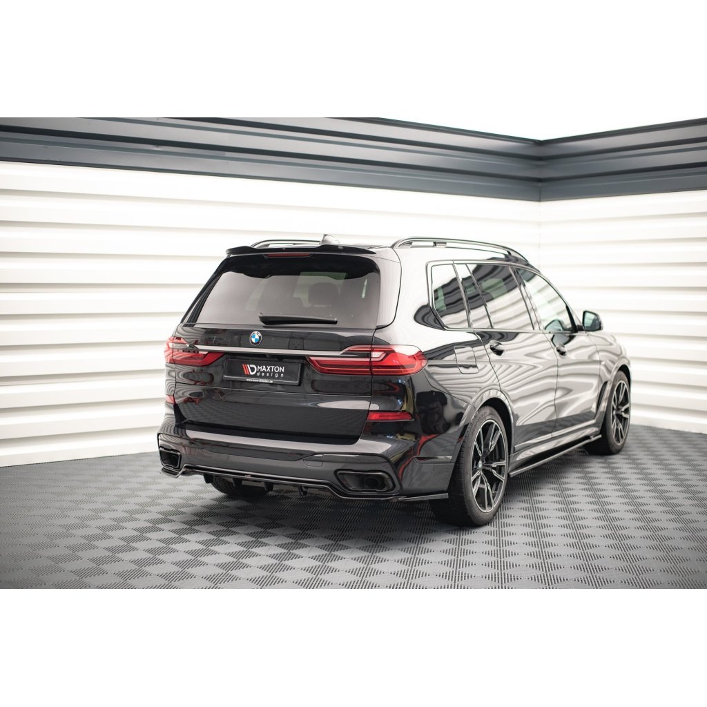 Maxton Design středový spoiler pod zadní nárazník s žebrováním pro BMW X7 G07, černý lesklý plast ABS
