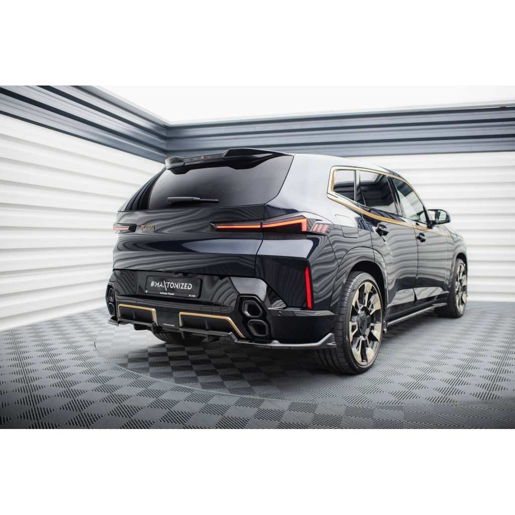 Maxton Design středový spoiler pod zadní nárazník s žebrováním pro BMW XM G09, černý lesklý plast ABS