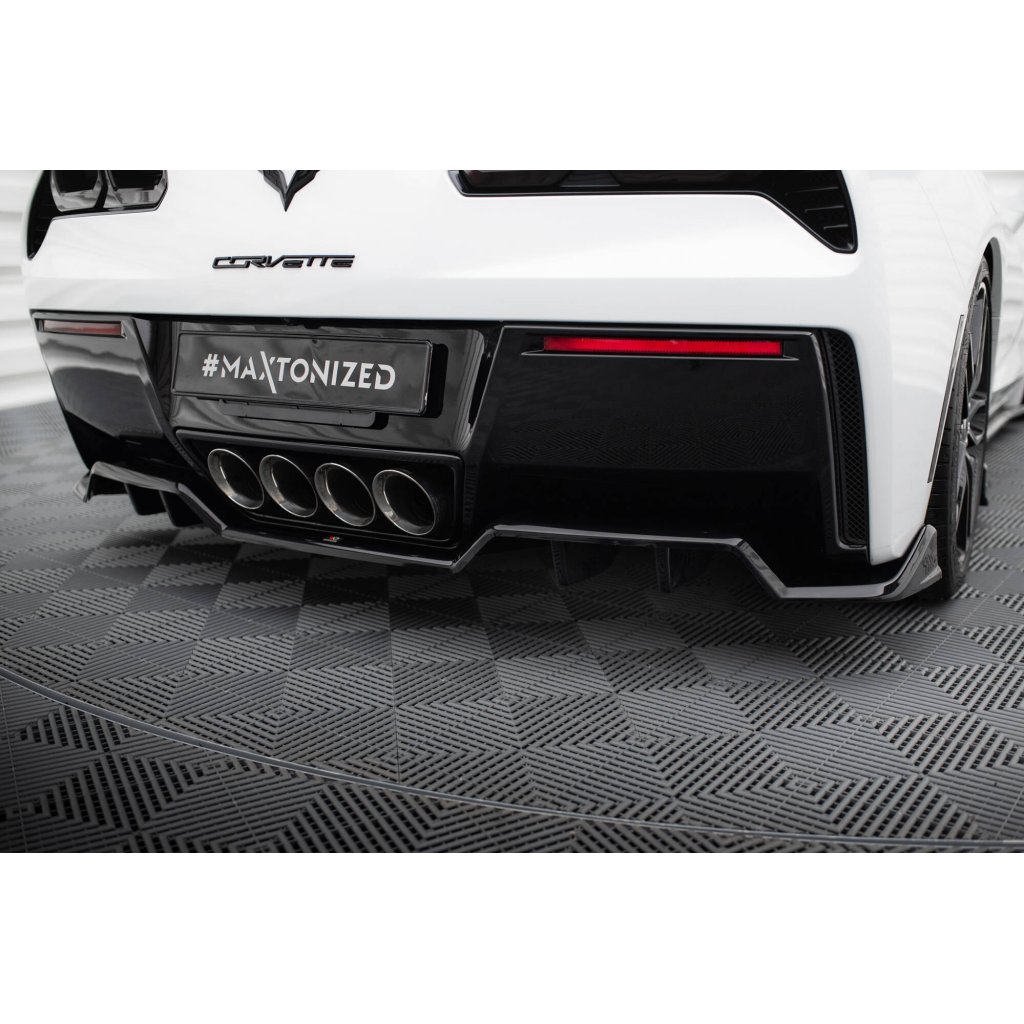 Maxton Design středový spoiler pod zadní nárazník s žebrováním pro Chevrolet Corvette C7, černý lesklý plast ABS, Stingray