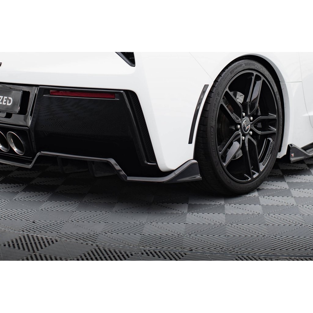 Maxton Design středový spoiler pod zadní nárazník s žebrováním pro Chevrolet Corvette C7, černý lesklý plast ABS, Stingray