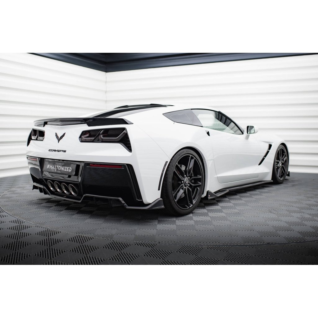 Maxton Design středový spoiler pod zadní nárazník s žebrováním pro Chevrolet Corvette C7, černý lesklý plast ABS, Stingray