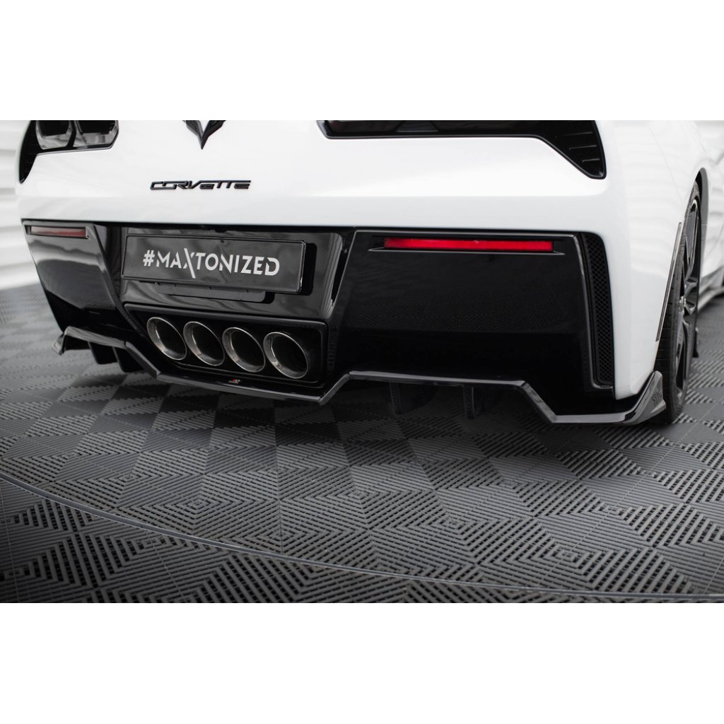 Maxton Design středový spoiler pod zadní nárazník s žebrováním pro Chevrolet Corvette C7, černý lesklý plast ABS, Stingray