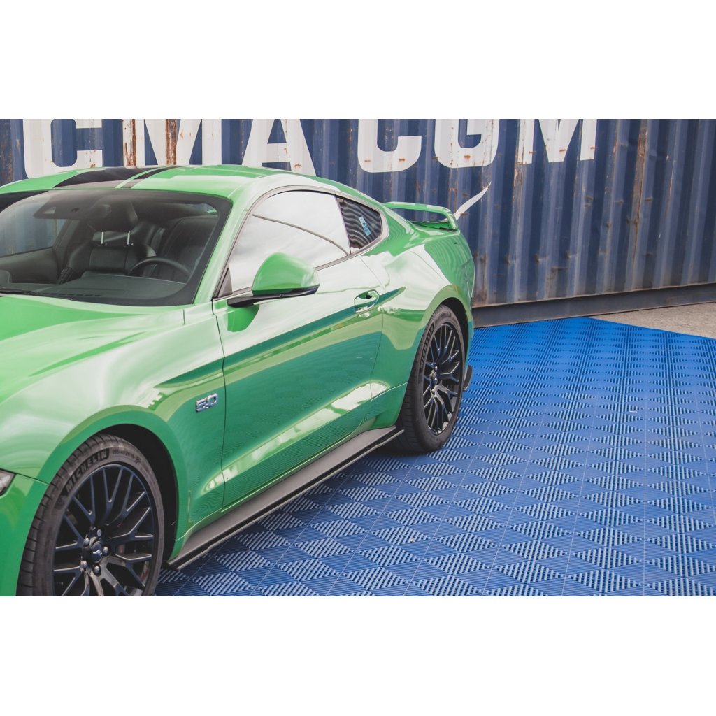 Maxton Design "Street Pro" boční difuzory pod zadní nárazník v.1 pro Ford Mustang MK6 GT Facelift, plast ABS bez povrchové úpravy, s červenou linkou