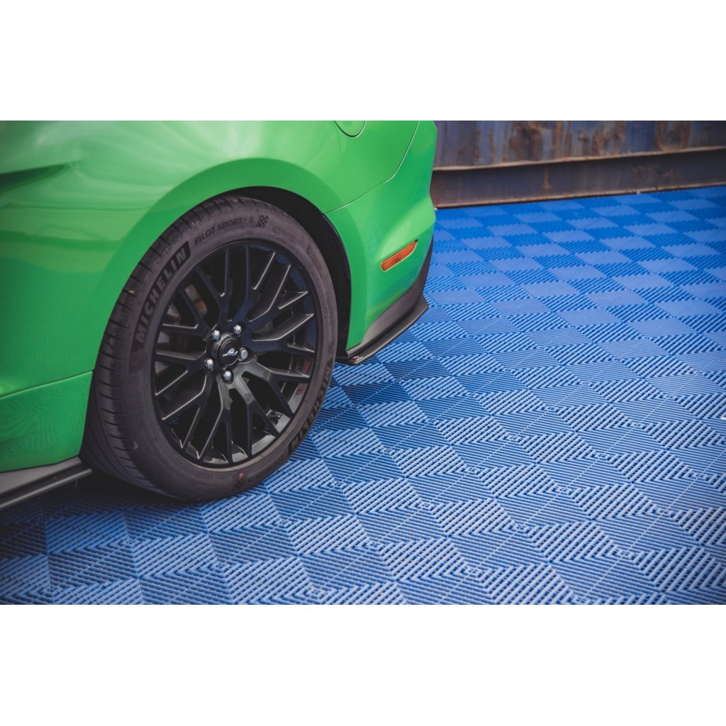 Maxton Design "Street Pro" boční difuzory pod zadní nárazník v.1 pro Ford Mustang MK6 GT Facelift, plast ABS bez povrchové úpravy, s červenou linkou