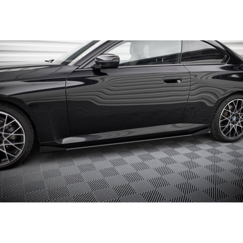 Maxton Design "Street Pro" difuzory pod boční prahy s křidélky pro BMW řada 2 G42 Standard, plast ABS bez povrchové úpravy, s červenou linkou