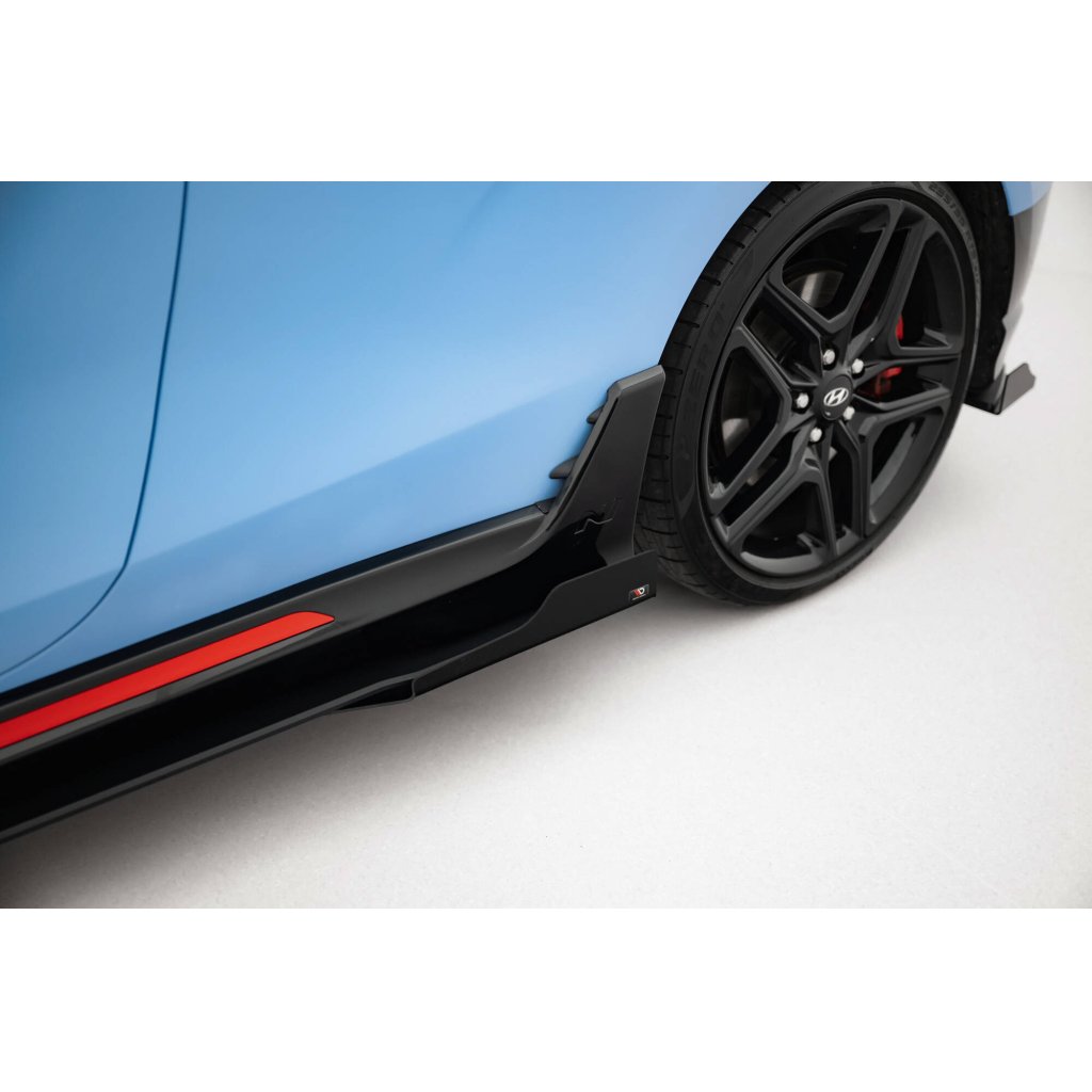 Maxton Design "Street Pro" difuzory pod boční prahy s křidélky pro Hyundai Veloster N Mk2, plast ABS bez povrchové úpravy, s černou a červenou linkou