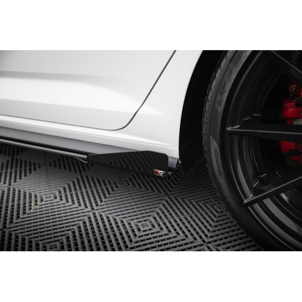 Maxton Design "Street Pro" difuzory pod boční prahy s křidélky pro Volkswagen Jetta Mk7 GLI, černý lesklý plast ABS, s černou linkou