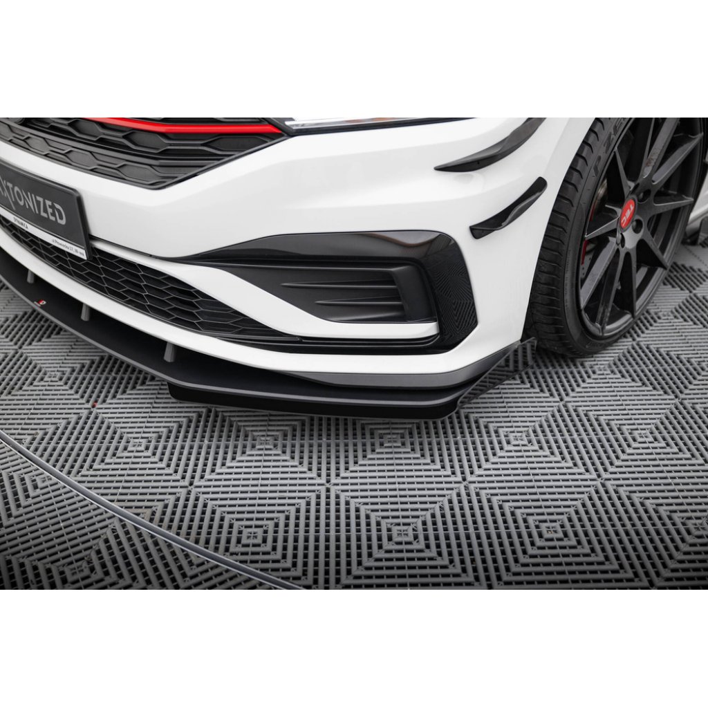 Maxton Design "Street Pro" spoiler pod přední nárazník s křidélky pro Volkswagen Jetta Mk7 GLI, černý lesklý plast ABS, s černou linkou