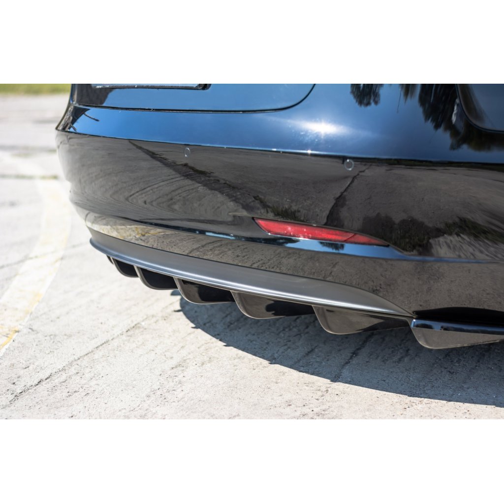 Maxton Design vložka zadního nárazníku pro Tesla Model 3 Mk1, černý lesklý plast ABS