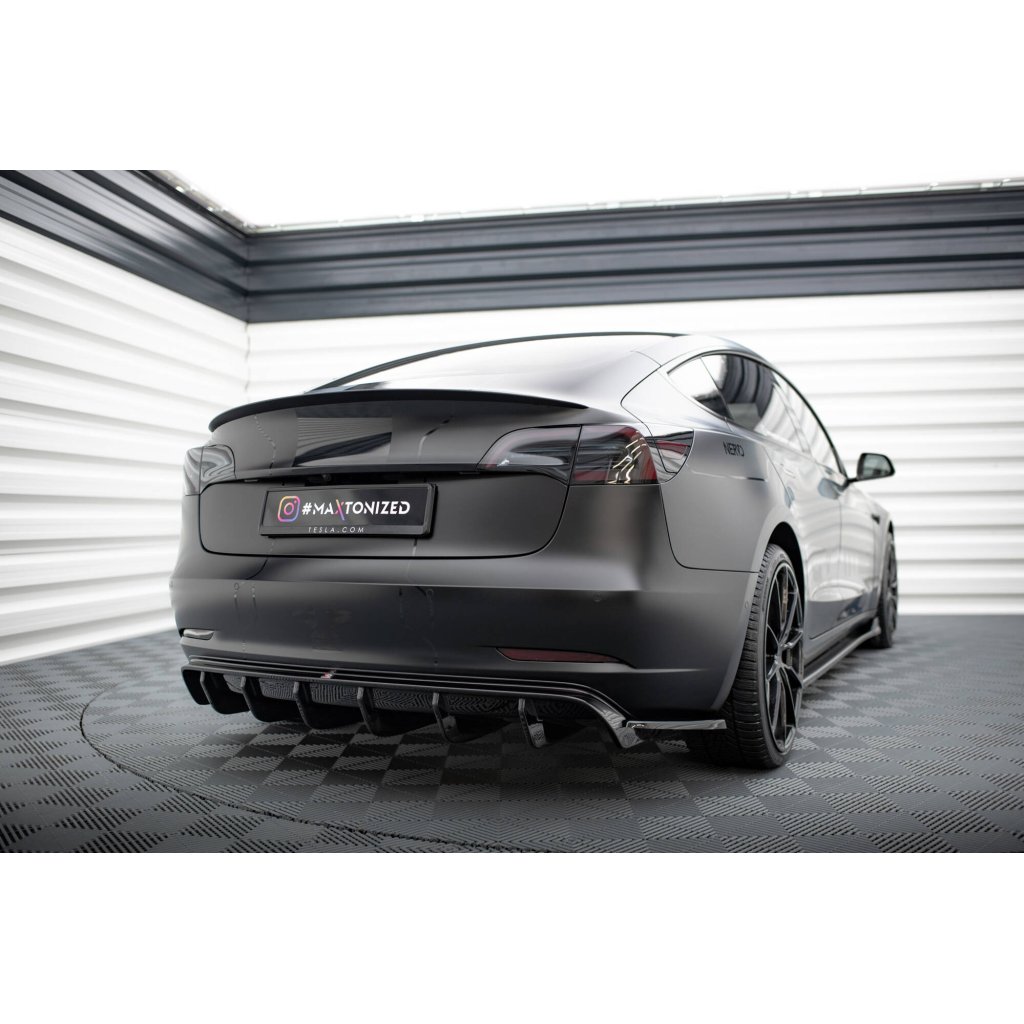 Maxton Design vložka zadního nárazníku ver.2 pro Tesla Model 3 Mk1, černý lesklý plast ABS