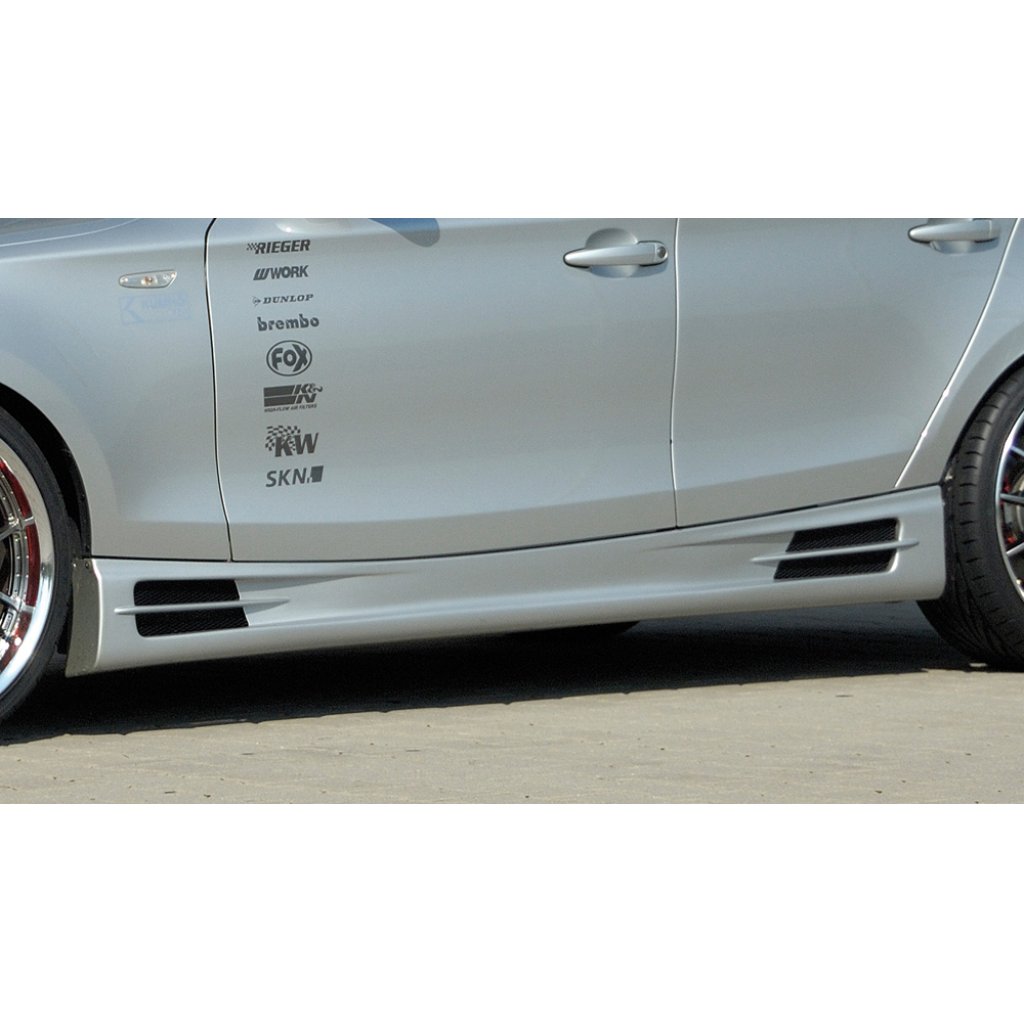 Rieger boční práh mont. strana levá pro BMW řada 1 E87 4-dvéř., sedan vč. faceliftu, r.v. 04/07-08/11, 09/04-03/07, plast ABS bez povrchové úpravy, s prolisem, s prolisem a dvěma výřezy