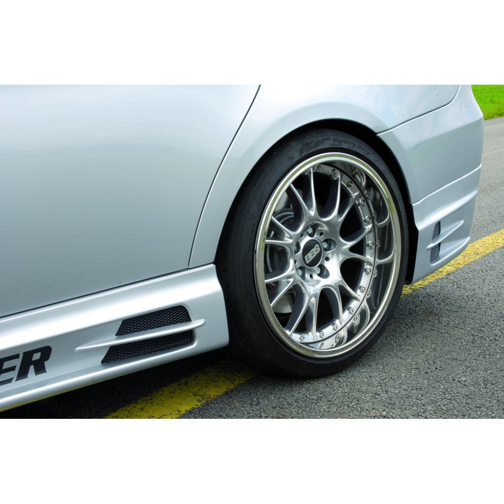 Rieger boční práh mont. strana levá pro BMW řada 3 E90, E91 sedan, touring vč. faceliftu, r.v. 03/05-08/08, 08/05-08/08, 09/08-, plast ABS bez povrchové úpravy, s prolisem, s prolisem a dvěma výřezy