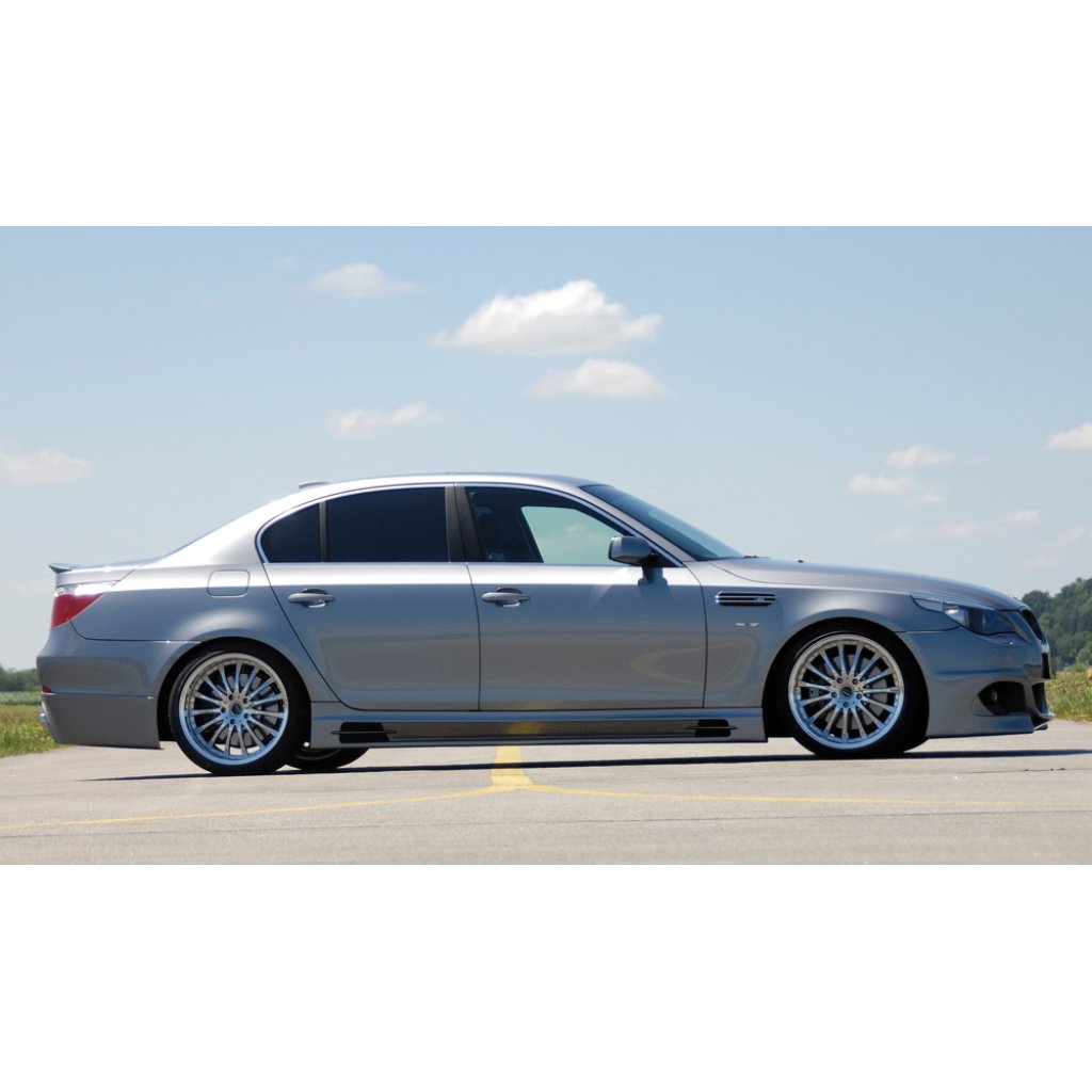 Rieger boční práh mont. strana levá pro BMW řada 5 E60, E61 sedan, touring vč. faceliftu, r.v. -08, 08-, plast ABS bez povrchové úpravy, s prolisem, s prolisem a dvěma výřezy