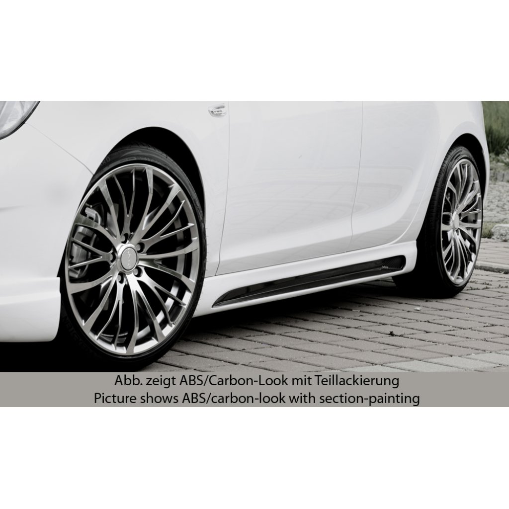 Rieger boční práh mont. strana levá pro Opel Astra J 5-dvéř., hatchback, sedan/notchback, sports tourer vč. faceliftu, r.v. 10/12-, 11/08-09/12, plast ABS s povrchovou úpravou Carbon-Look, s prolisem a výřezem