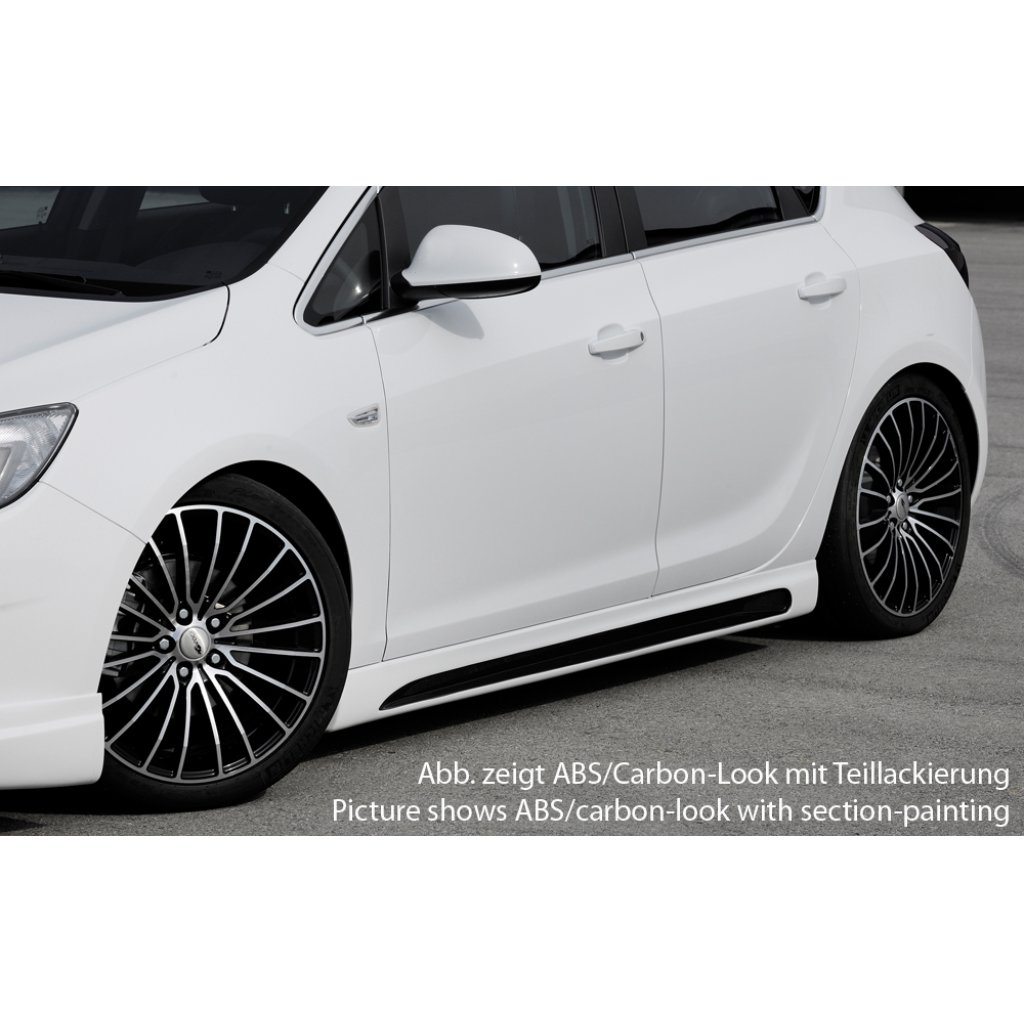 Rieger boční práh mont. strana levá pro Opel Astra J 5-dvéř., hatchback, sedan/notchback, sports tourer vč. faceliftu, r.v. 10/12-, 11/08-09/12, plast ABS s povrchovou úpravou Carbon-Look, s prolisem a výřezem