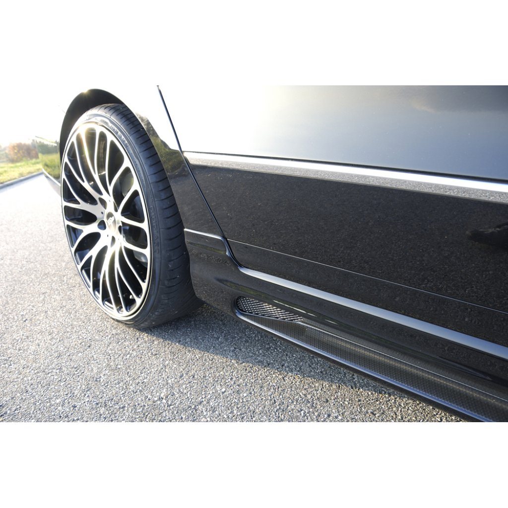 Rieger boční práh mont. strana levá pro Volkswagen Passat 3C combi, sedan vč. faceliftu, r.v. 03/05-07/10, 08/10-, plast ABS s povrchovou úpravou Carbon-Look, s prolisem a výřezem
