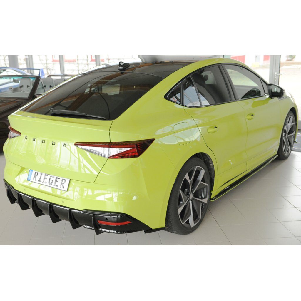 Rieger spoiler pod zadní nárazník na pravé straně pro Škoda Enyaq iV RS SUV (5AZ) r.v. 07/21-, plast ABS lakovaný do černé lesklé barvy