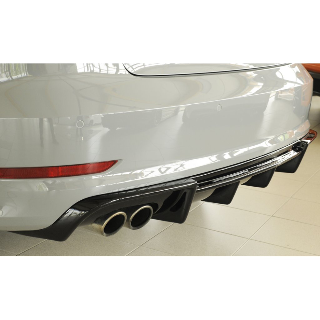 Rieger vložka zadního nárazníku pro Audi A3 8V 3-dvéř. (convertible 8V7), 5-dvéř. (sedan 8VS) před faceliftem, plast ABS lakovaný do černé lesklé barvy, pro dvojitou koncovku vlevo