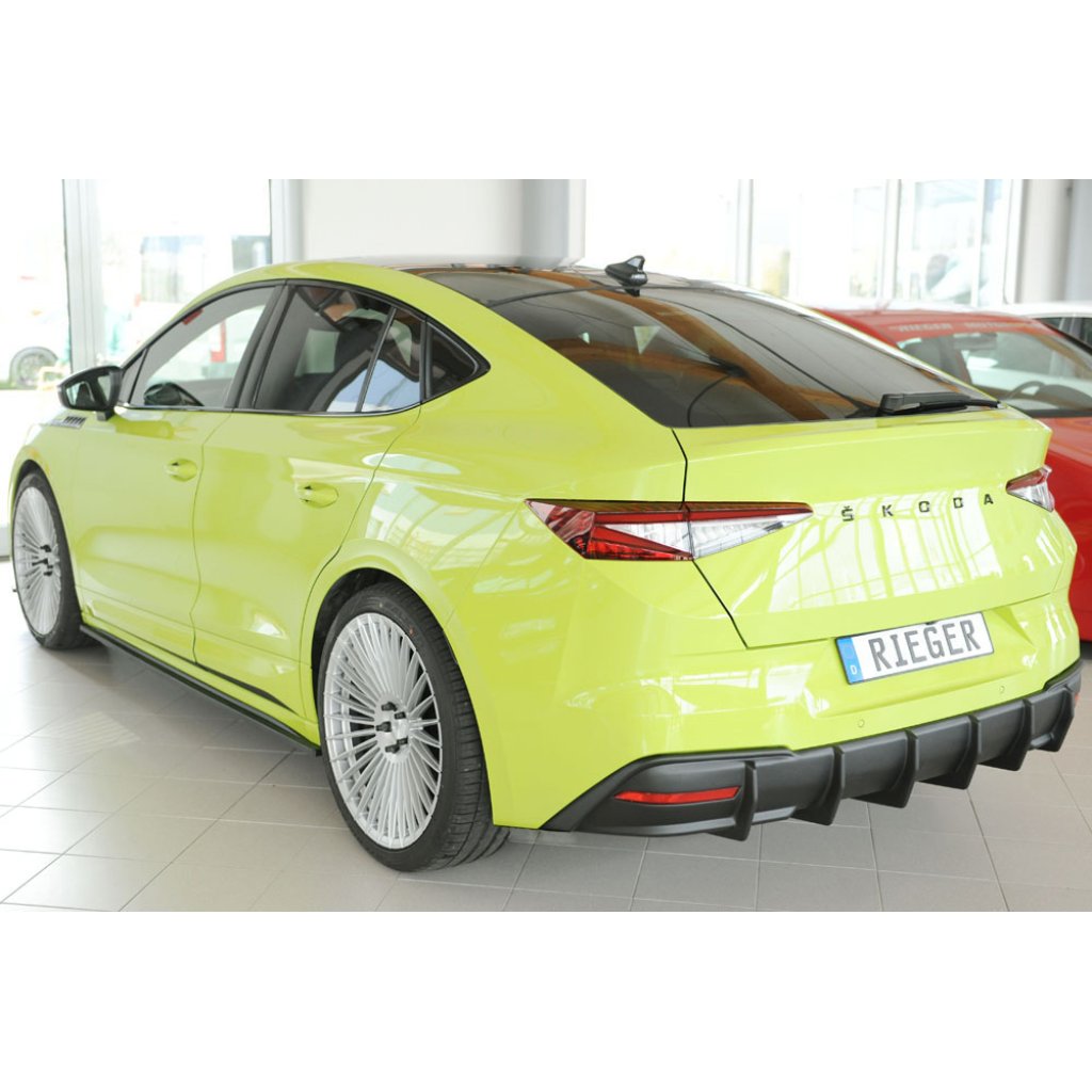 Rieger vložka zadního nárazníku pro Škoda Enyaq iV RS SUV (5AZ), plast ABS lakovaný do černé lesklé barvy, pro vozy s tažným zařízením