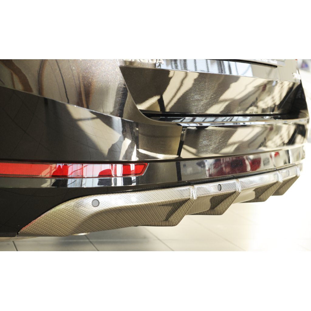 Rieger vložka zadního nárazníku pro Škoda Superb III 3T, 3V combi, sedan vč. faceliftu, plast ABS s povrchovou úpravou Carbon-Look, pro vozy bez tažného zařízení
