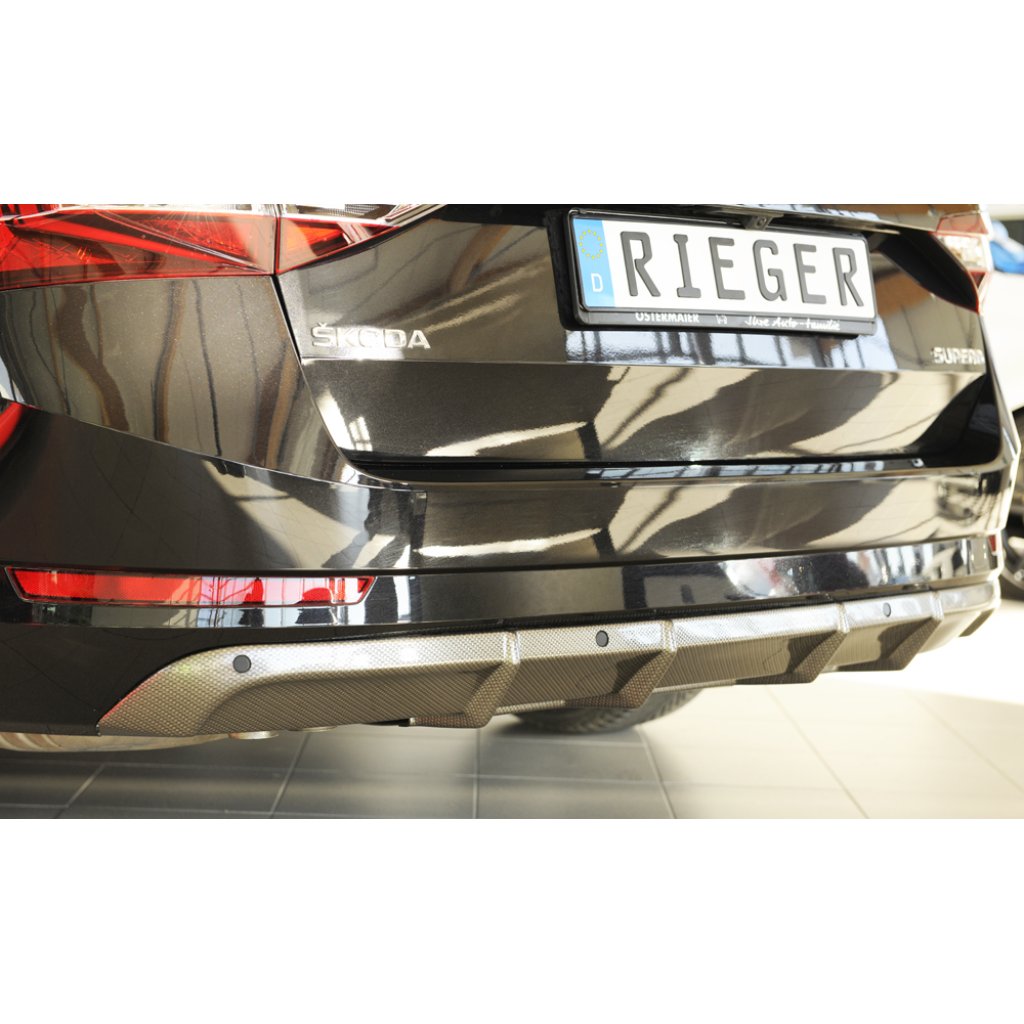 Rieger vložka zadního nárazníku pro Škoda Superb III 3T, 3V combi, sedan vč. faceliftu, plast ABS s povrchovou úpravou Carbon-Look, pro vozy bez tažného zařízení