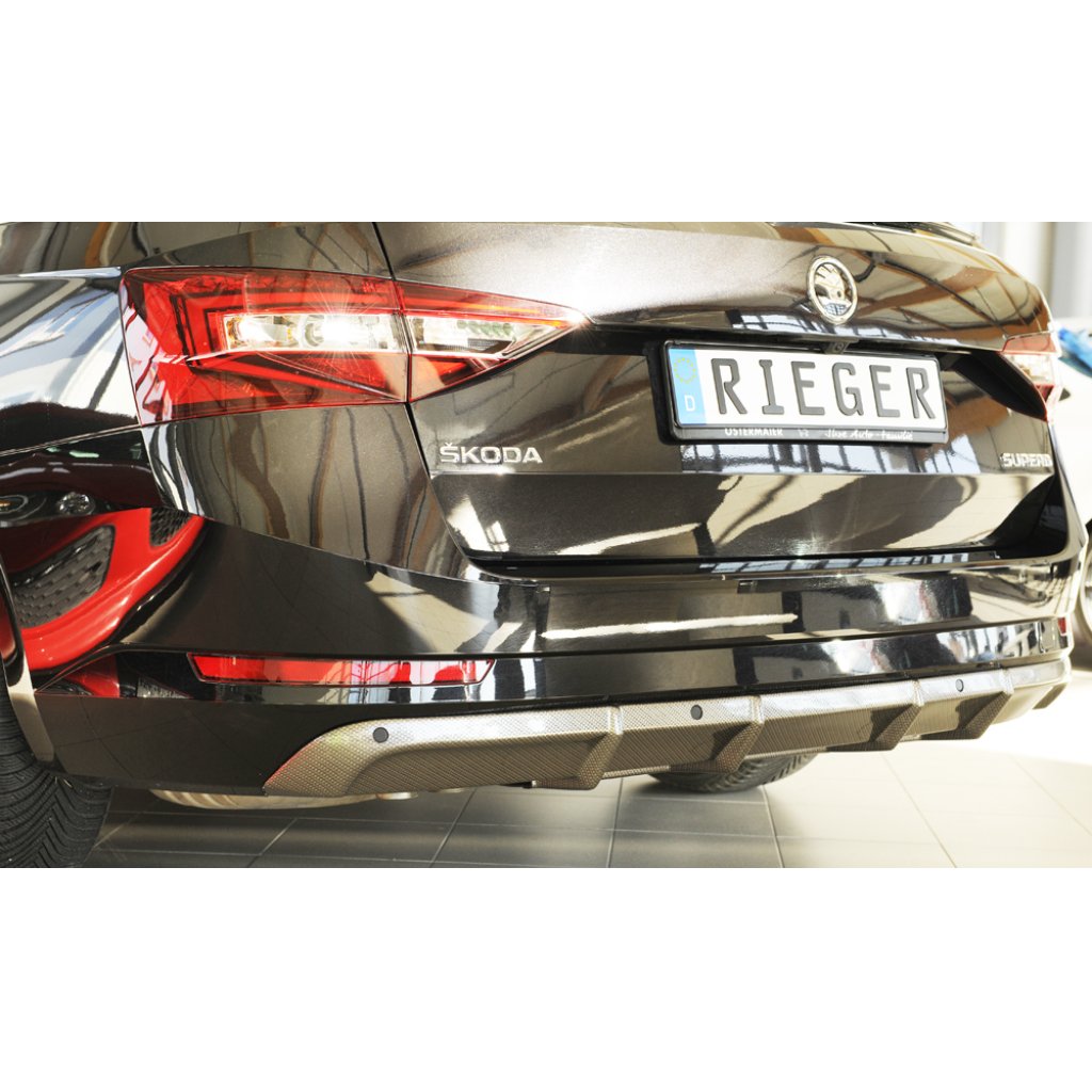 Rieger vložka zadního nárazníku pro Škoda Superb III 3T, 3V combi, sedan vč. faceliftu, plast ABS s povrchovou úpravou Carbon-Look, pro vozy bez tažného zařízení