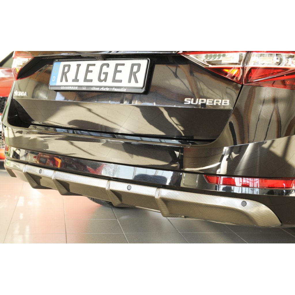 Rieger vložka zadního nárazníku pro Škoda Superb III 3T, 3V combi, sedan vč. faceliftu, plast ABS s povrchovou úpravou Carbon-Look, pro vozy bez tažného zařízení