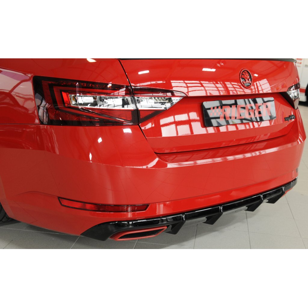 Rieger vložka zadního nárazníku (pro tažné zařízení) pro Škoda Superb III 3T, 3V combi, sedan, plast ABS lakovaný do černé lesklé barvy, 2.0 TSI (200/206kW), s tažným zařízením, s parkovacím asistentem (PDC)