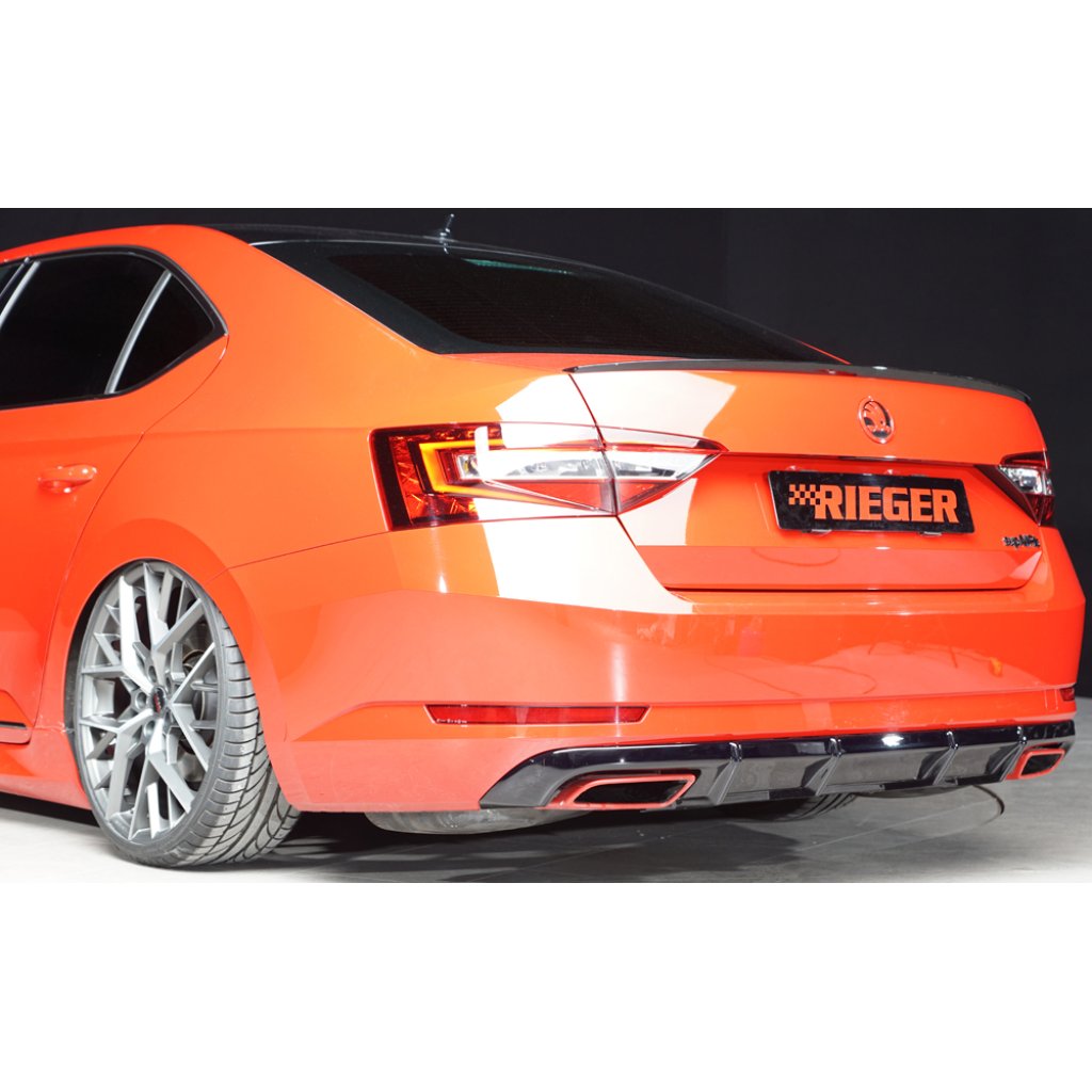 Rieger vložka zadního nárazníku (pro tažné zařízení) pro Škoda Superb III 3T, 3V combi, sedan, plast ABS lakovaný do černé lesklé barvy, 2.0 TSI (200/206kW), s tažným zařízením, s parkovacím asistentem (PDC)