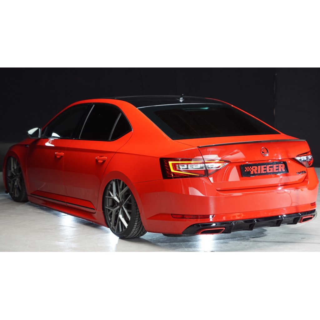 Rieger vložka zadního nárazníku (pro tažné zařízení) pro Škoda Superb III 3T, 3V combi, sedan, plast ABS lakovaný do černé lesklé barvy, 2.0 TSI (200/206kW), s tažným zařízením, s parkovacím asistentem (PDC)