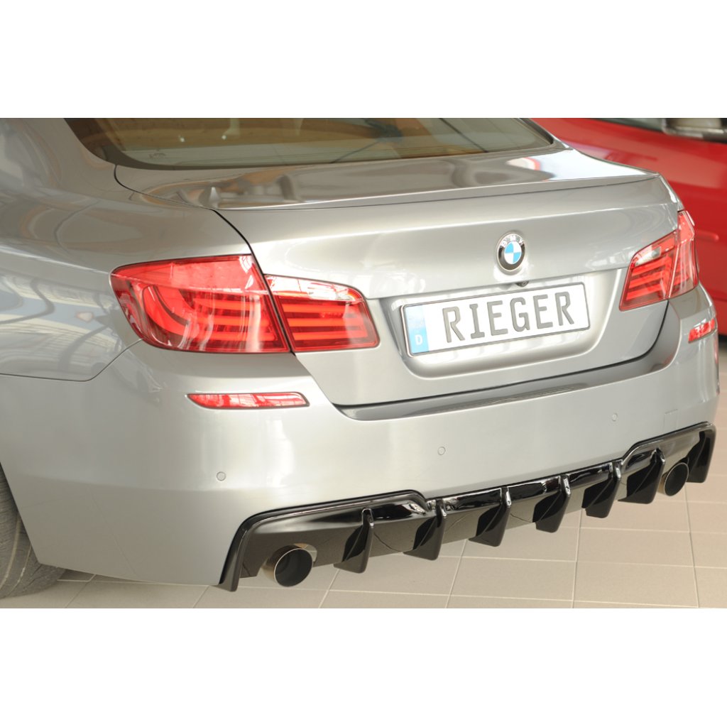 Rieger vložka zadního nárazníku (pro vozy s tažným zařízením) pro BMW řada 5 F11 touring, plast ABS lakovaný do černé lesklé barvy, pro originální koncovky vlevo a vpravo