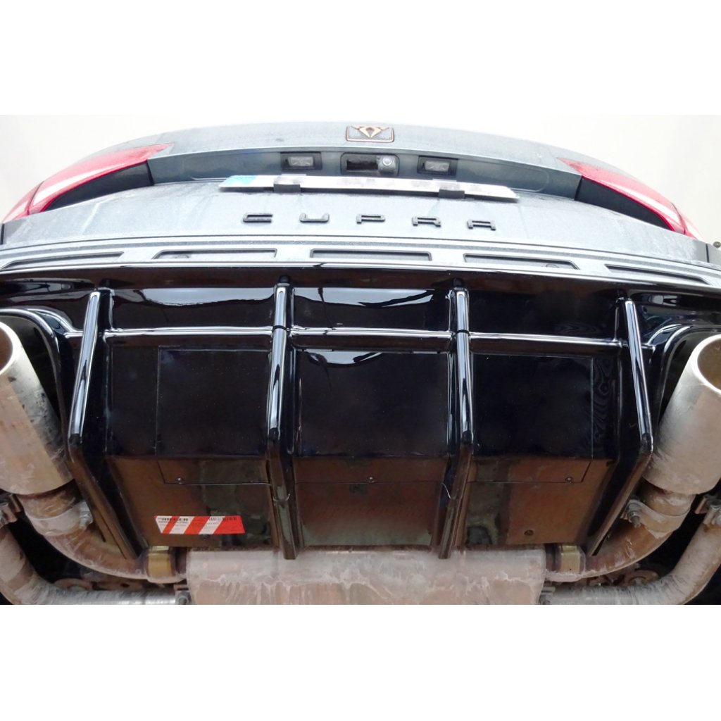 Rieger vložka zadního nárazníku (pro vozy s tažným zařízením) pro Seat Ateca Cupra 5FP, plast ABS lakovaný do černé lesklé barvy