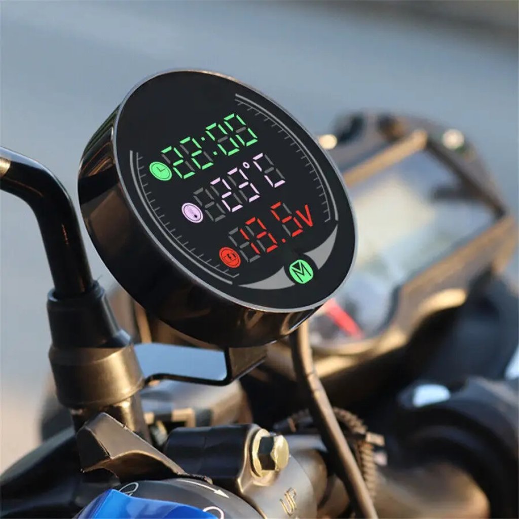 Voltmetr s teploměrem, hodinami a USB nabíječkou na motocykl