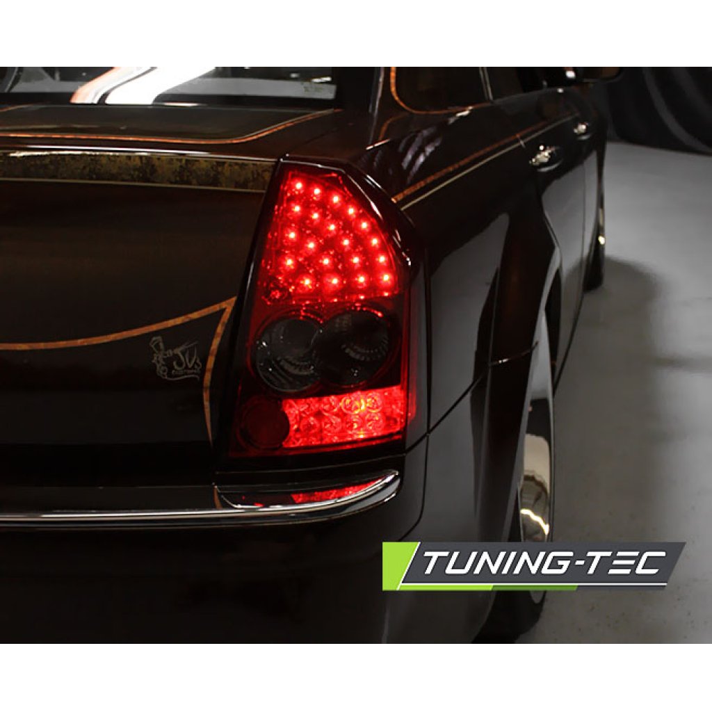 Zadní světla LED Chrysler 300C sedan 05-08 červená/kouřová