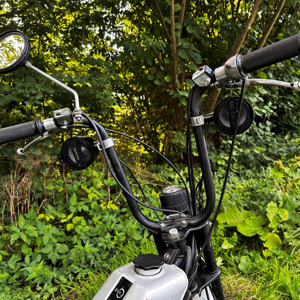Zvukový systém na motocykl, skútr, ATV s FM, USB, BT, barva černá