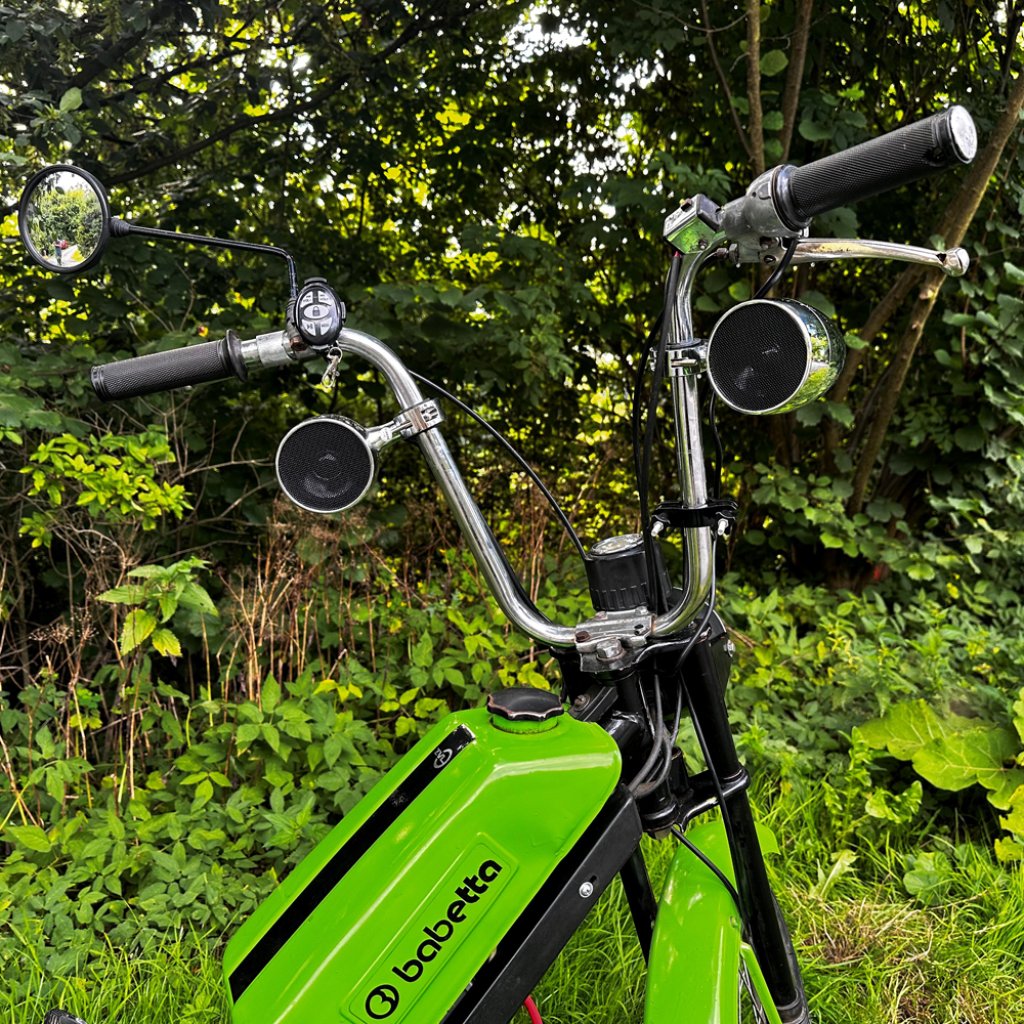 Zvukový systém na motocykl, skútr, ATV s USB, BT, 2 x dálkové ovládání, barva chrom