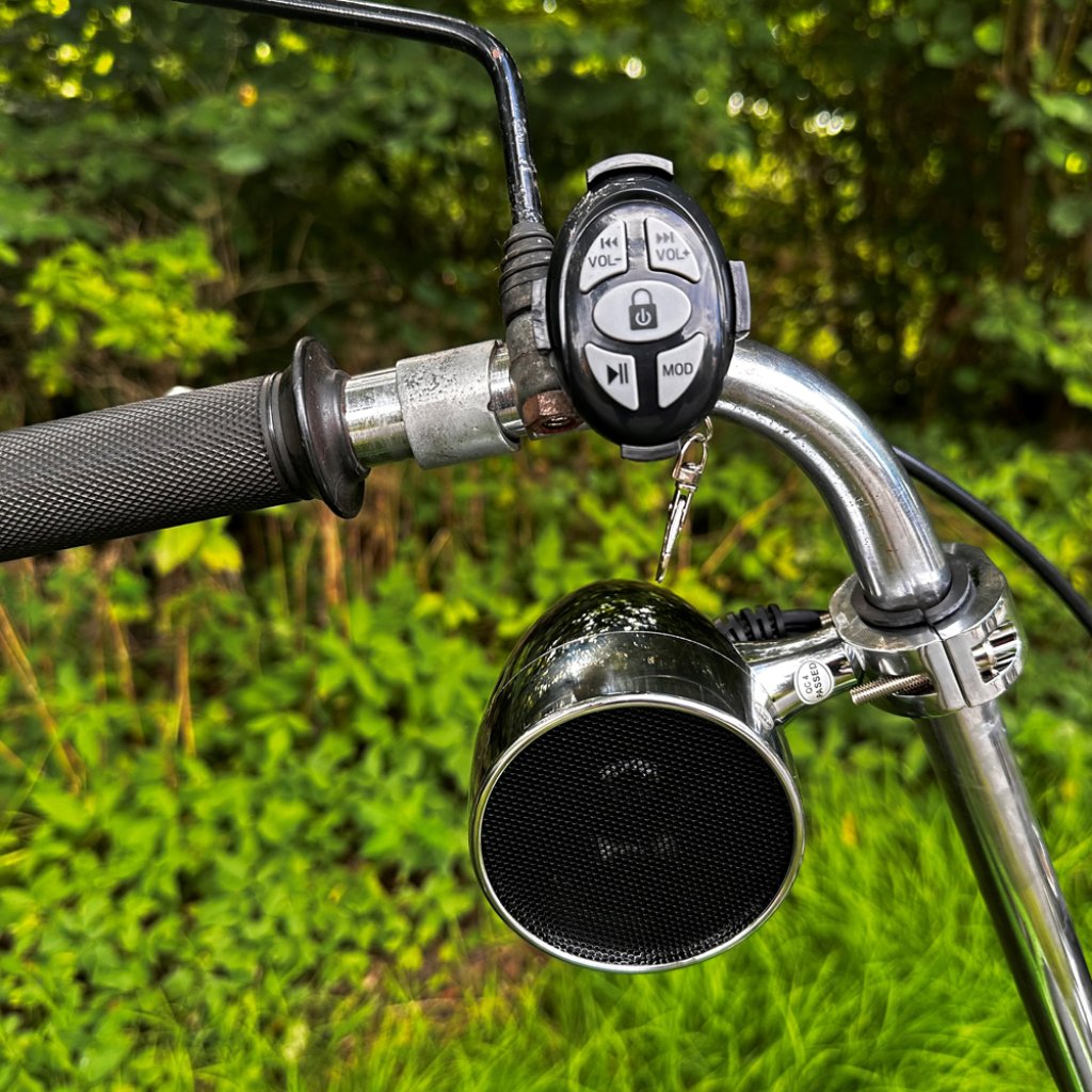 Zvukový systém na motocykl, skútr, ATV s USB, BT, 2 x dálkové ovládání, barva chrom