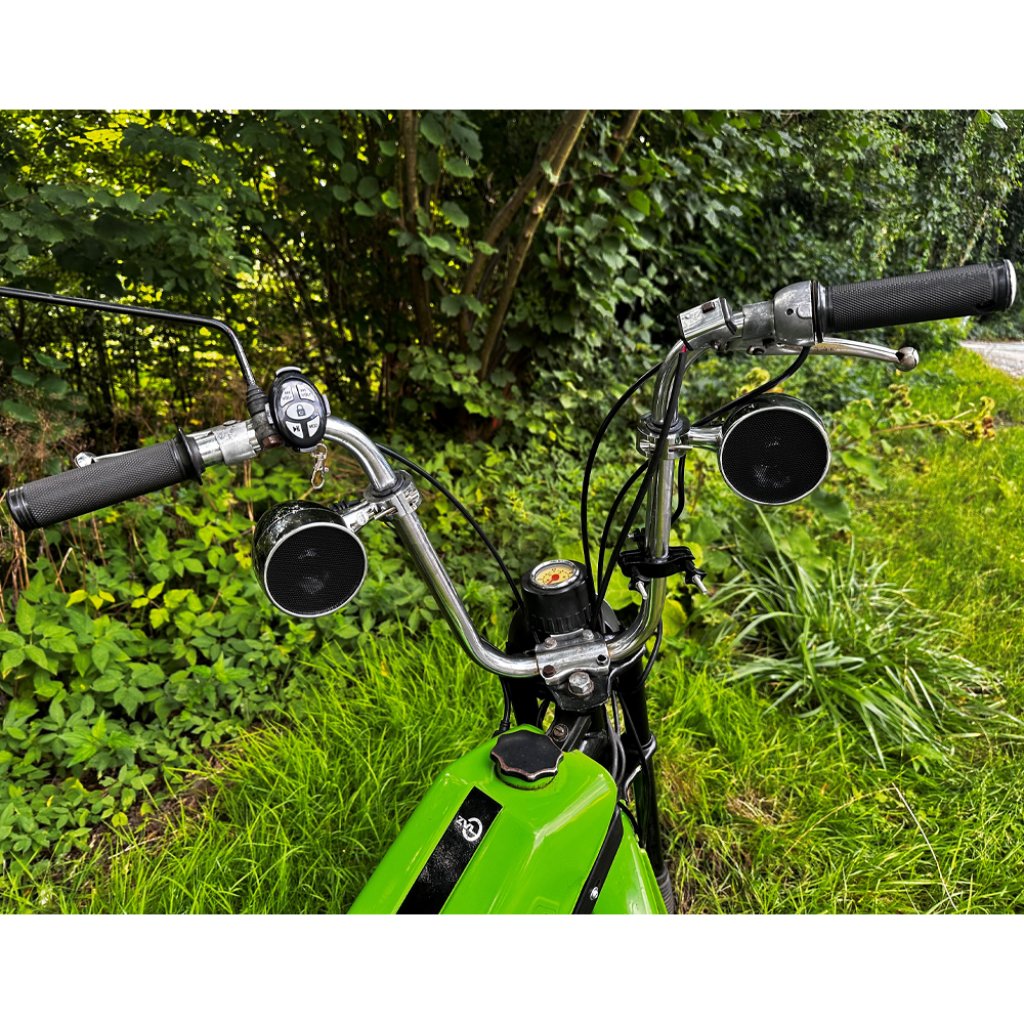 Zvukový systém na motocykl, skútr, ATV s USB, BT, 2 x dálkové ovládání, barva chrom