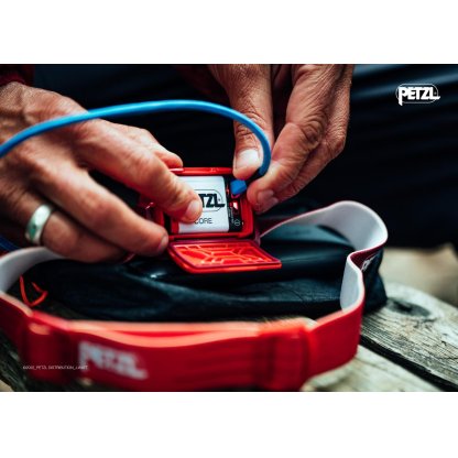Čelovka PETZL Actik Core, modrá, 600 lm - E065AA01