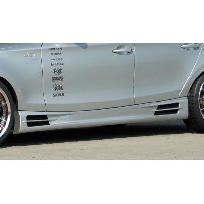Rieger boční práh mont. strana levá pro BMW řada 1 E87 4-dvéř., sedan vč. faceliftu, r.v. 04/07-08/11, 09/04-03/07, plast ABS bez povrchové úpravy, s prolisem, s prolisem a dvěma výřezy