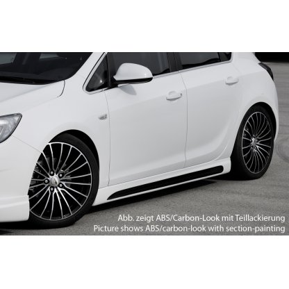 Rieger boční práh mont. strana levá pro Opel Astra J 5-dvéř., hatchback, sedan/notchback, sports tourer vč. faceliftu, r.v. 10/12-, 11/08-09/12, plast ABS s povrchovou úpravou Carbon-Look, s prolisem a výřezem