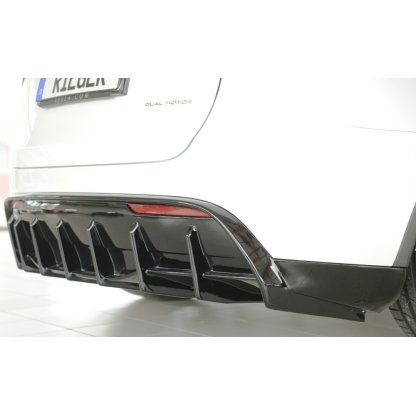 Rieger vložka zadního nárazníku pro Tesla Model Y 003, plast ABS lakovaný do černé lesklé barvy, s tažným zařízením
