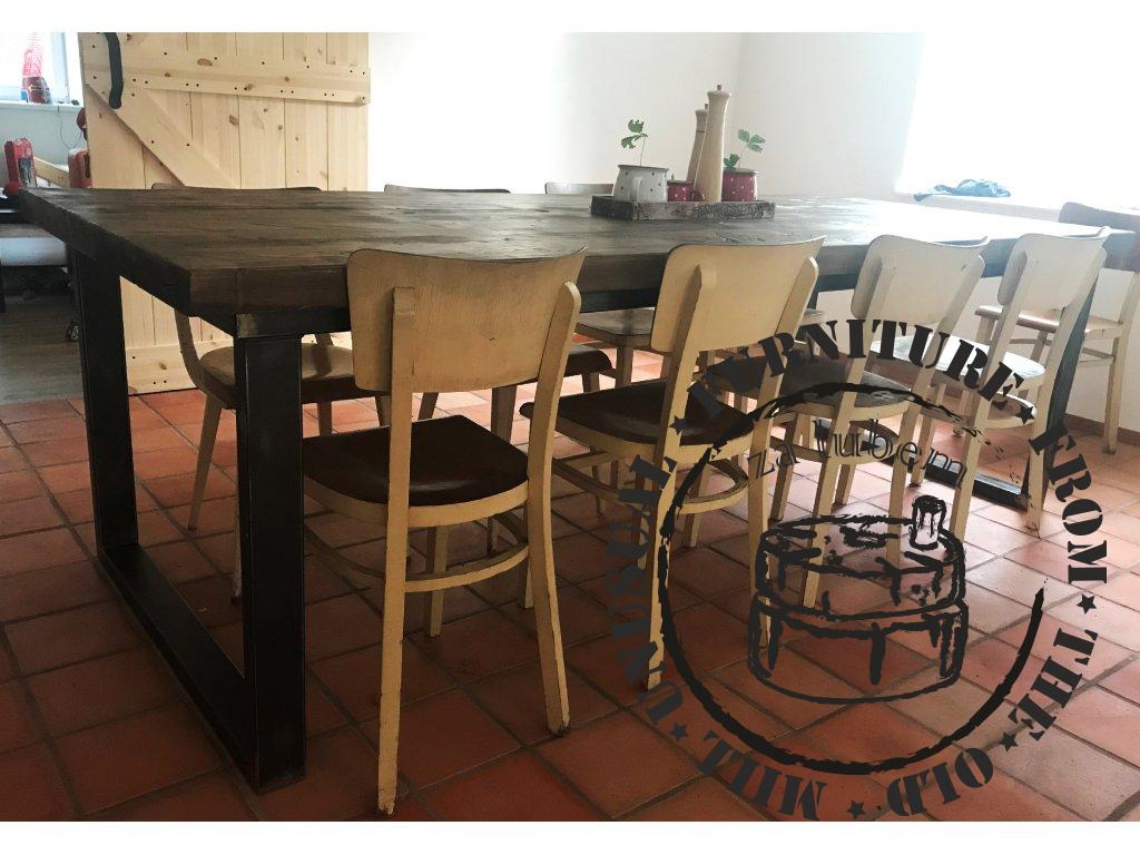 Industriální jídelní stůl