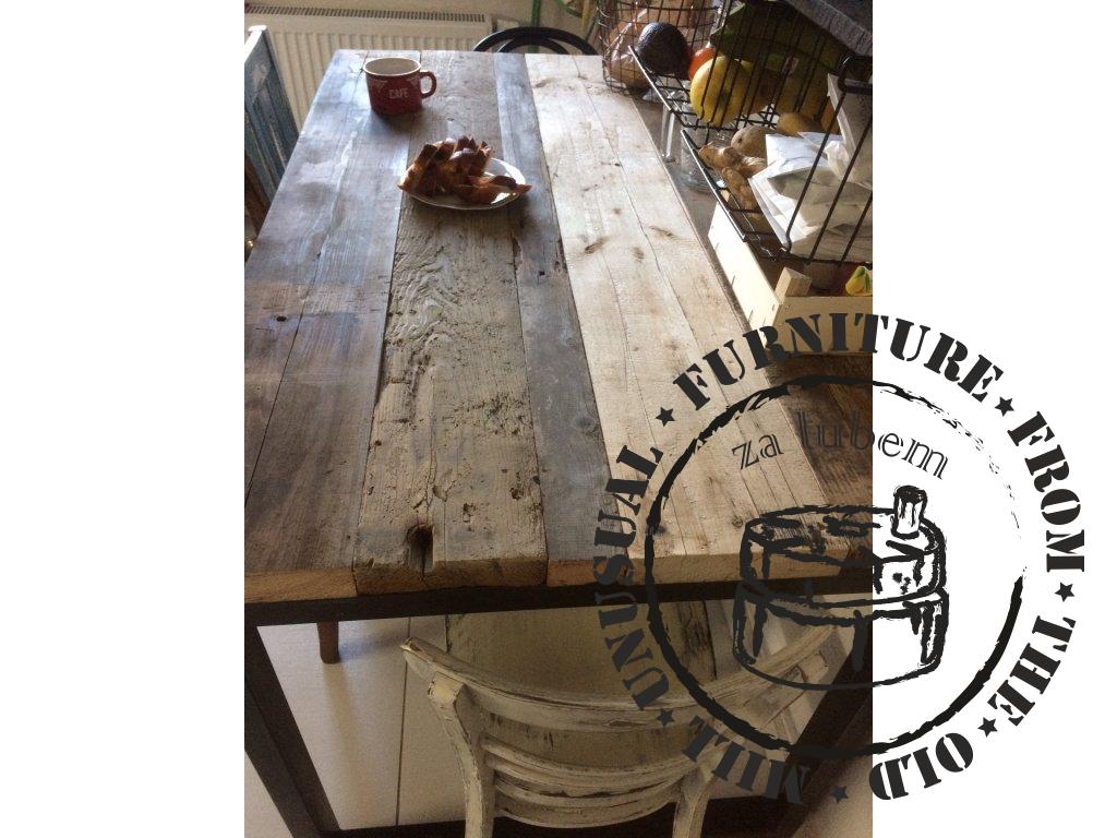 Industriální jídelní stůl TEREZKA - dřevo a kov